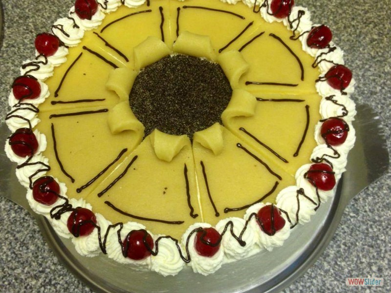 Mohn-Kirsch-Marzipan-Torte